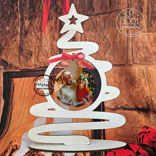 Árvore de Natal com bola e fotografia "Feliz Natal"